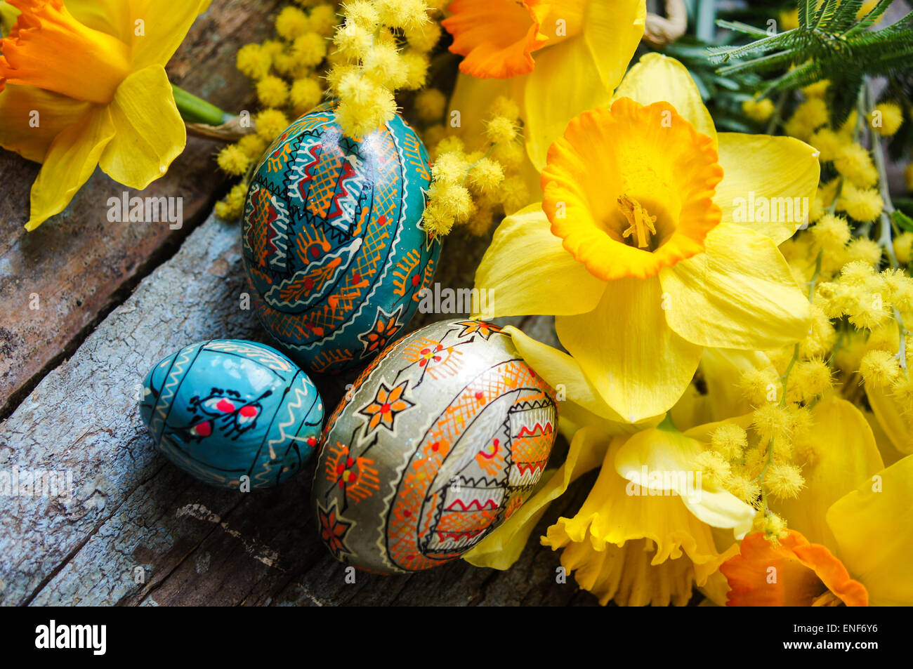 Il periodo di Pasqua, fiori di primavera, uova di Pasqua e il coniglietto di pasqua Foto Stock