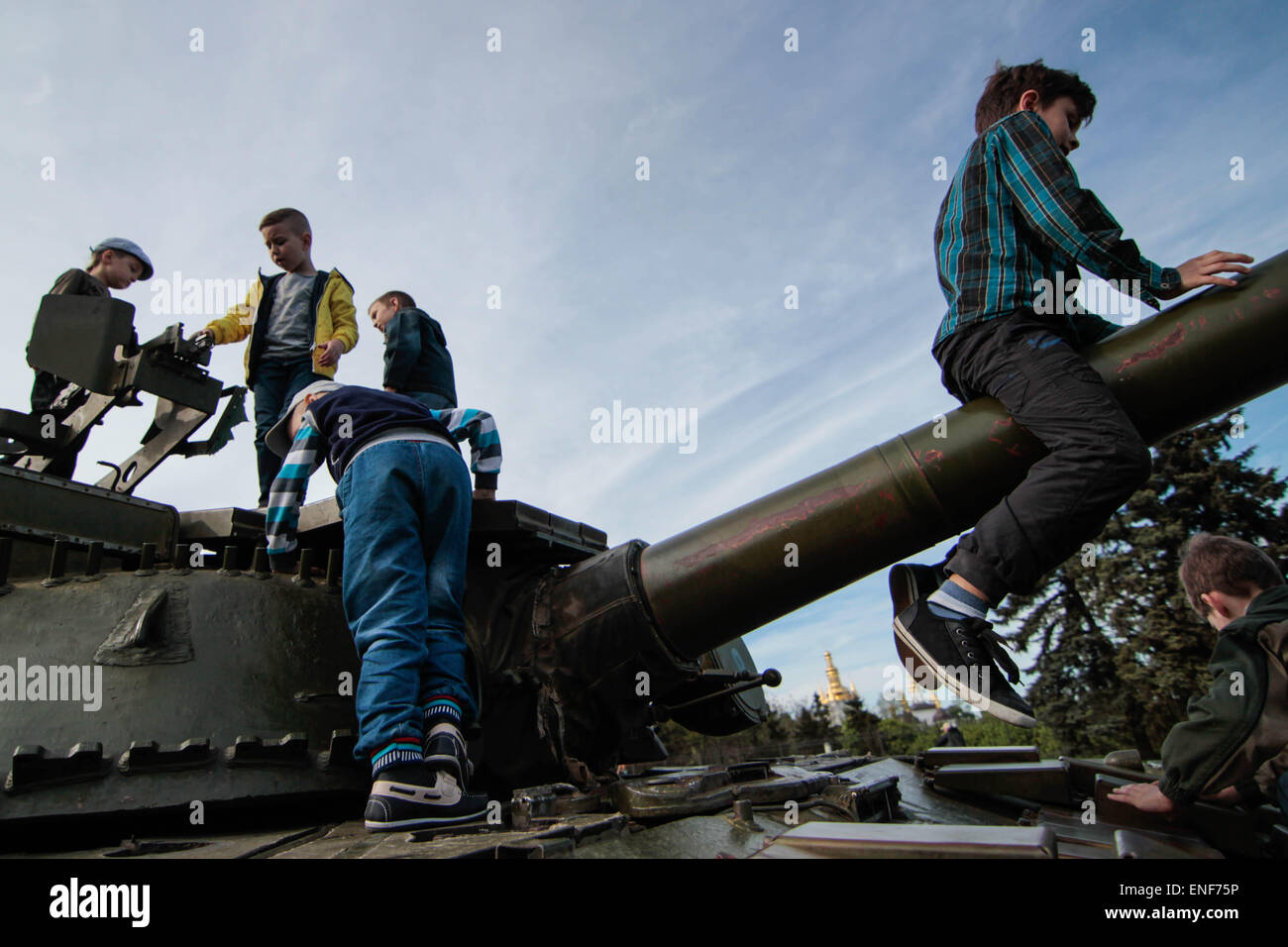 Kiev, Ucraina. Il 4 maggio, 2015. La madrepatria monumento (Ucraino: Ð'Ð°Ñ'ÑOEÐºÑ-Ð²Ñ‰Ð'Ð½Ð°-ÐoeÐ°Ñ'Ð') o, più comunemente denominato "Rodina-Mat' (Russo: Ð Ð¾Ð'Ð'Ð½Ð°-Ð¼Ð°Ñ'ÑOE) è una statua monumentale a Kiev, la capitale di Ucraina. La scultura è una parte del Museo della Grande Guerra Patriottica, Kiev. Progettato da Yevgeny Vuchetich, l'acciaio inossidabile statua è 62 m (203 ft) di altezza al museo con la struttura complessiva misura 102 m (335 ft) e del peso di 560 tonnellate. La spada nella statua della mano destra è 16 m (52 ft) di lunghezza del peso di 9 tonnellate, con la mano sinistra regge Foto Stock