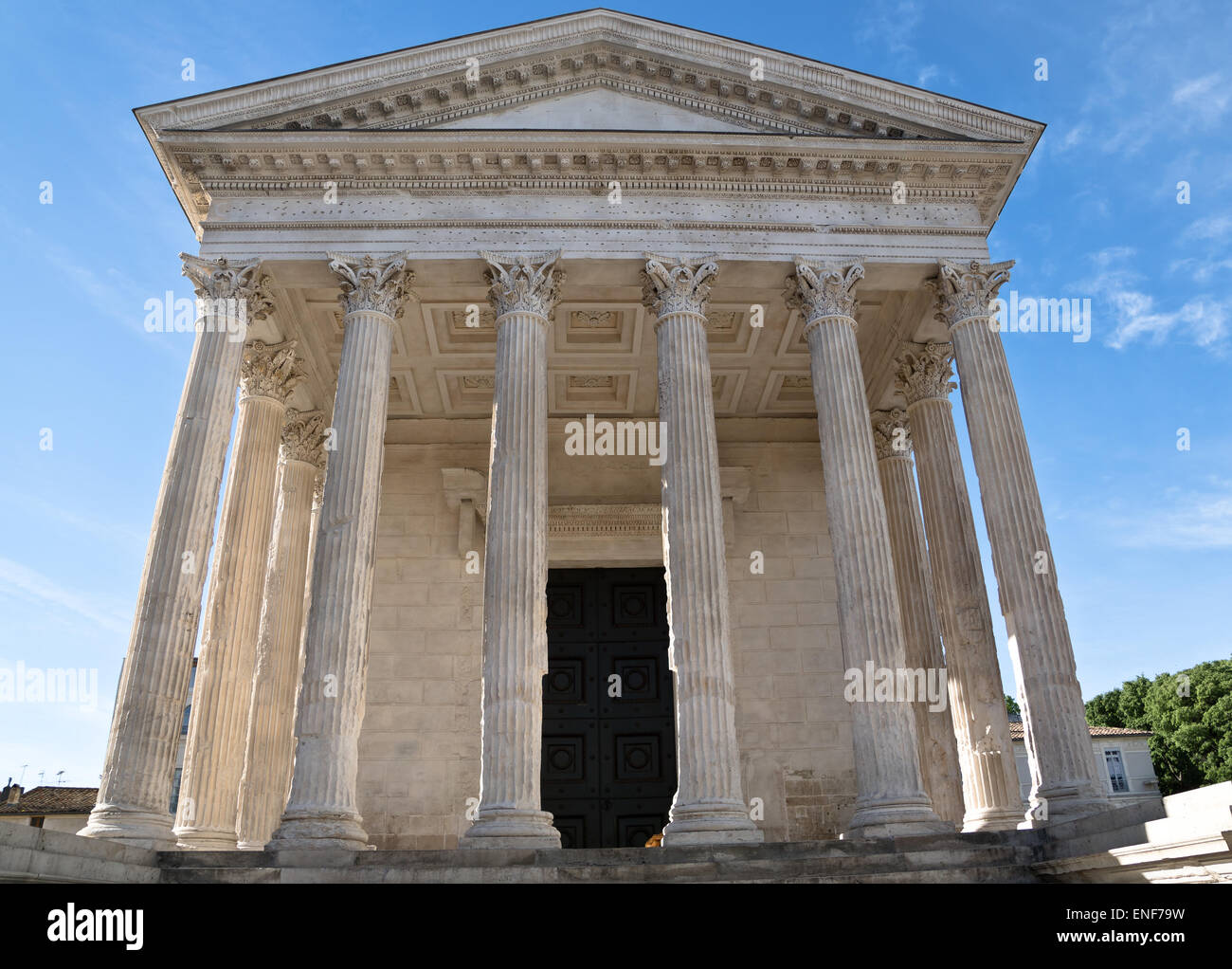 La Maison Carree è un antico edificio a Nimes Francia meridionale Foto Stock