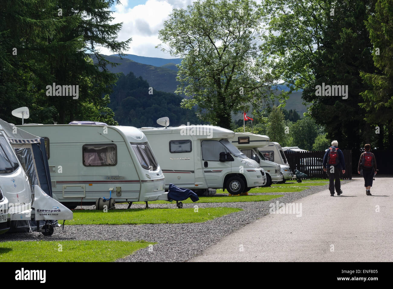 Due persone che camminano, campeggio e caravaning Club sito, Keswick, Lake District Foto Stock