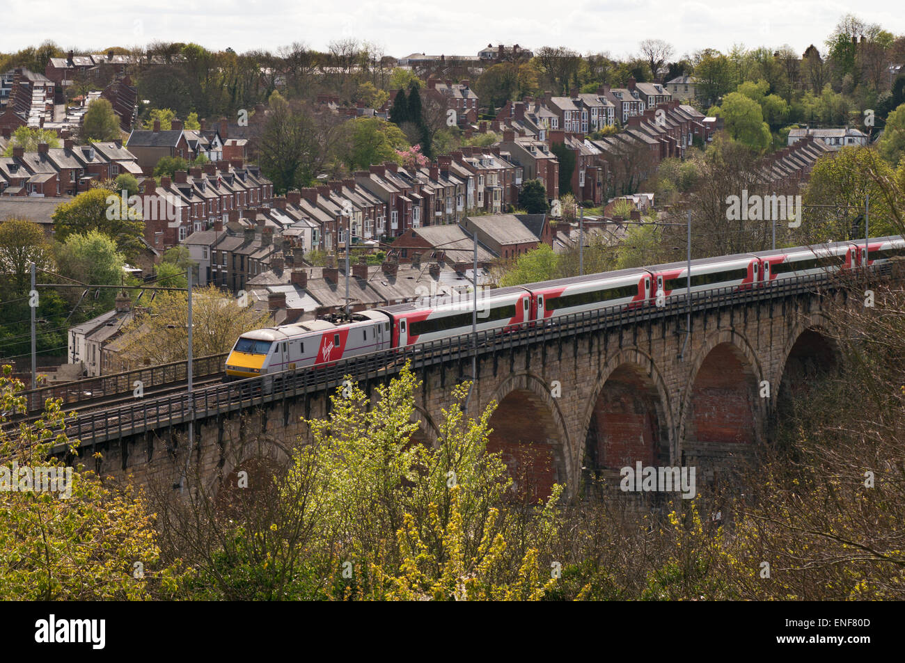 Vergine Costa Orientale mainline passeggero express treno elettrico attraversando il viadotto di Durham, North East England Regno Unito Foto Stock
