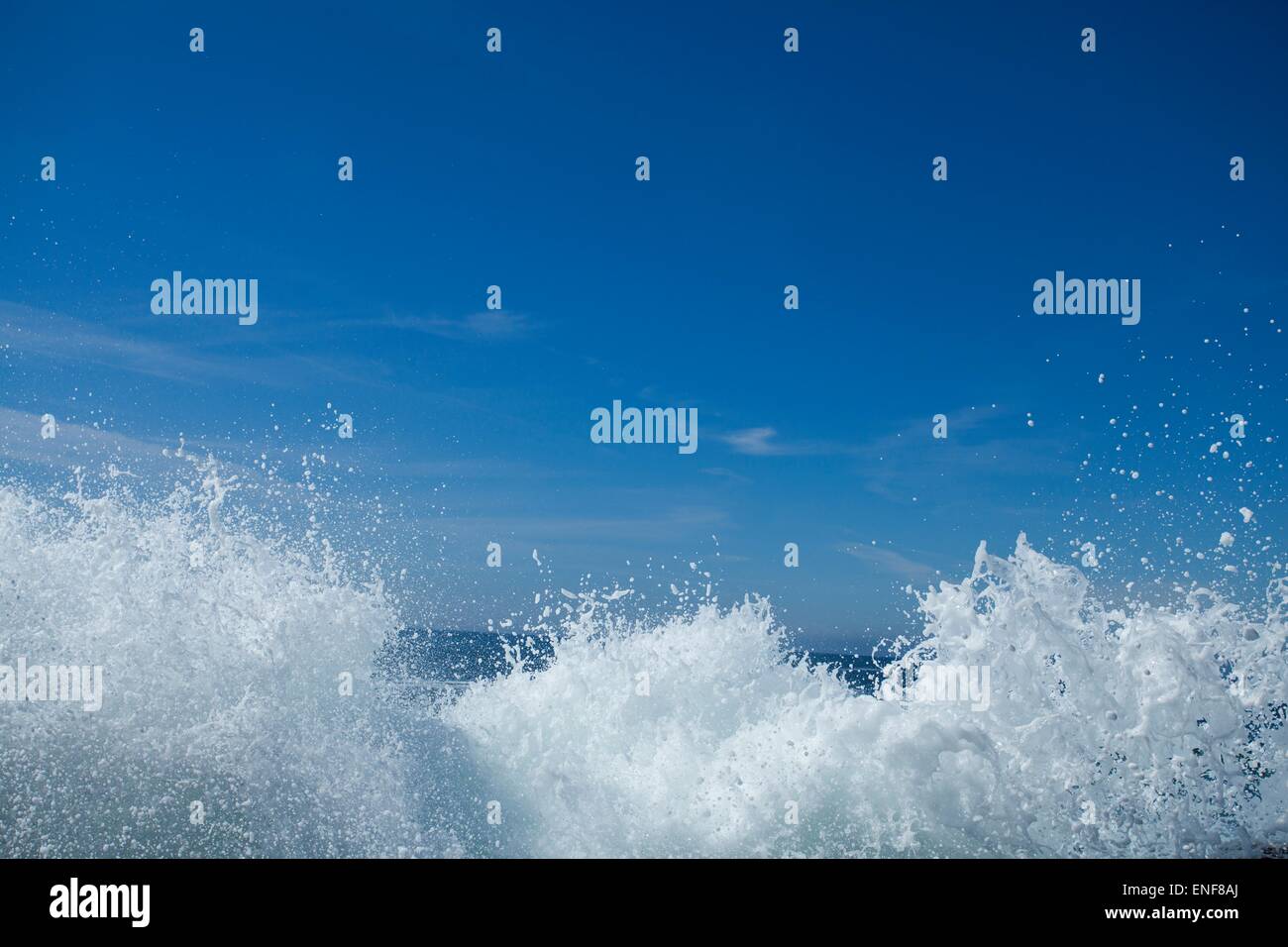 Onda bianco contro un cielo blu Foto Stock