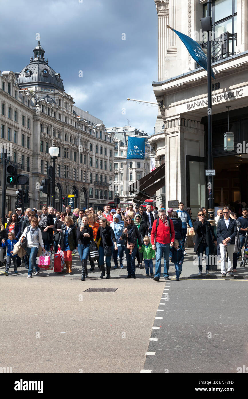 La folla che attraversa la strada a un weekend intenso in Regent Street, Londra Foto Stock