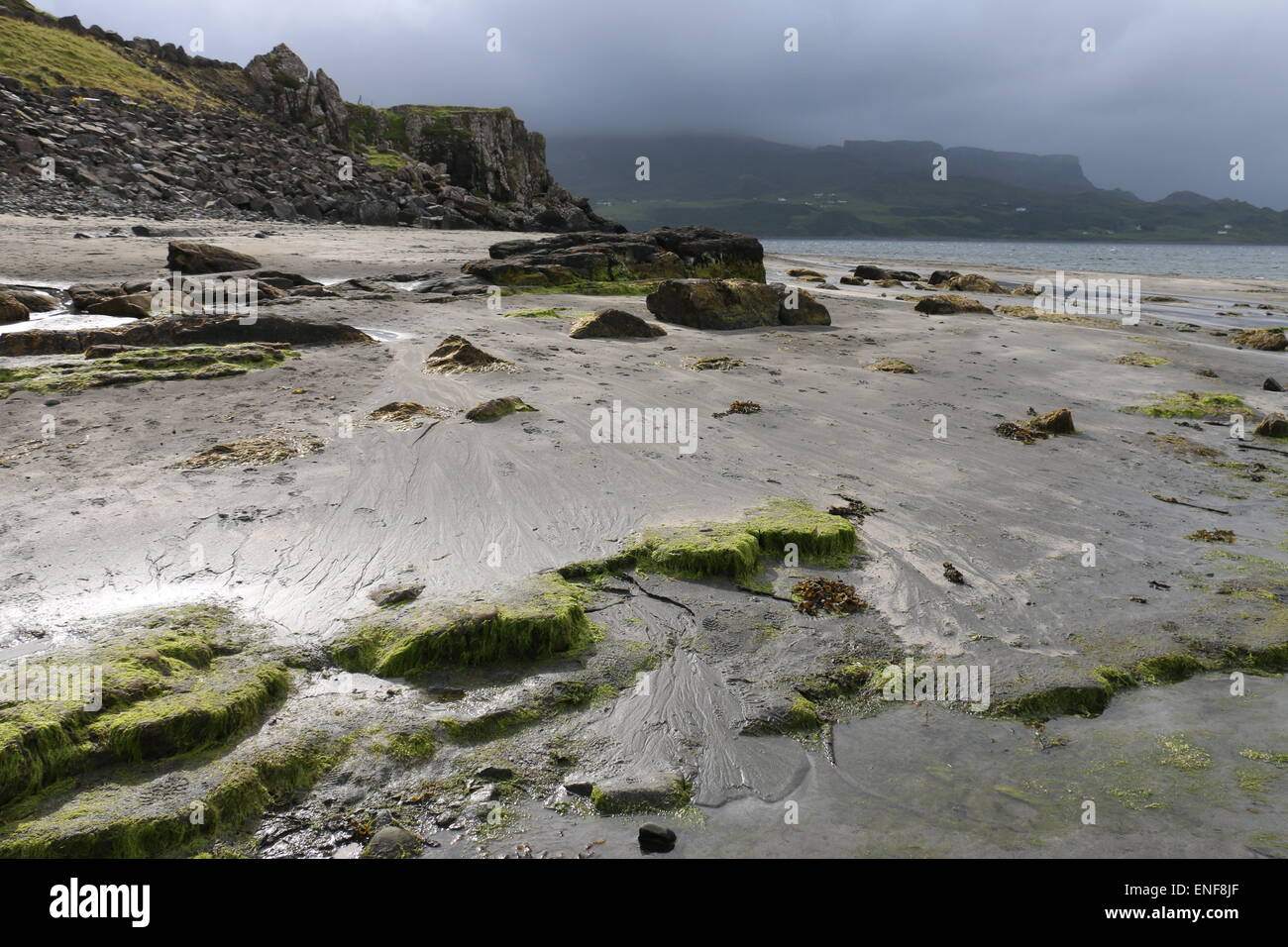 Una tempesta si avvicina al footprint di dinosauri in un Corran Foto Stock