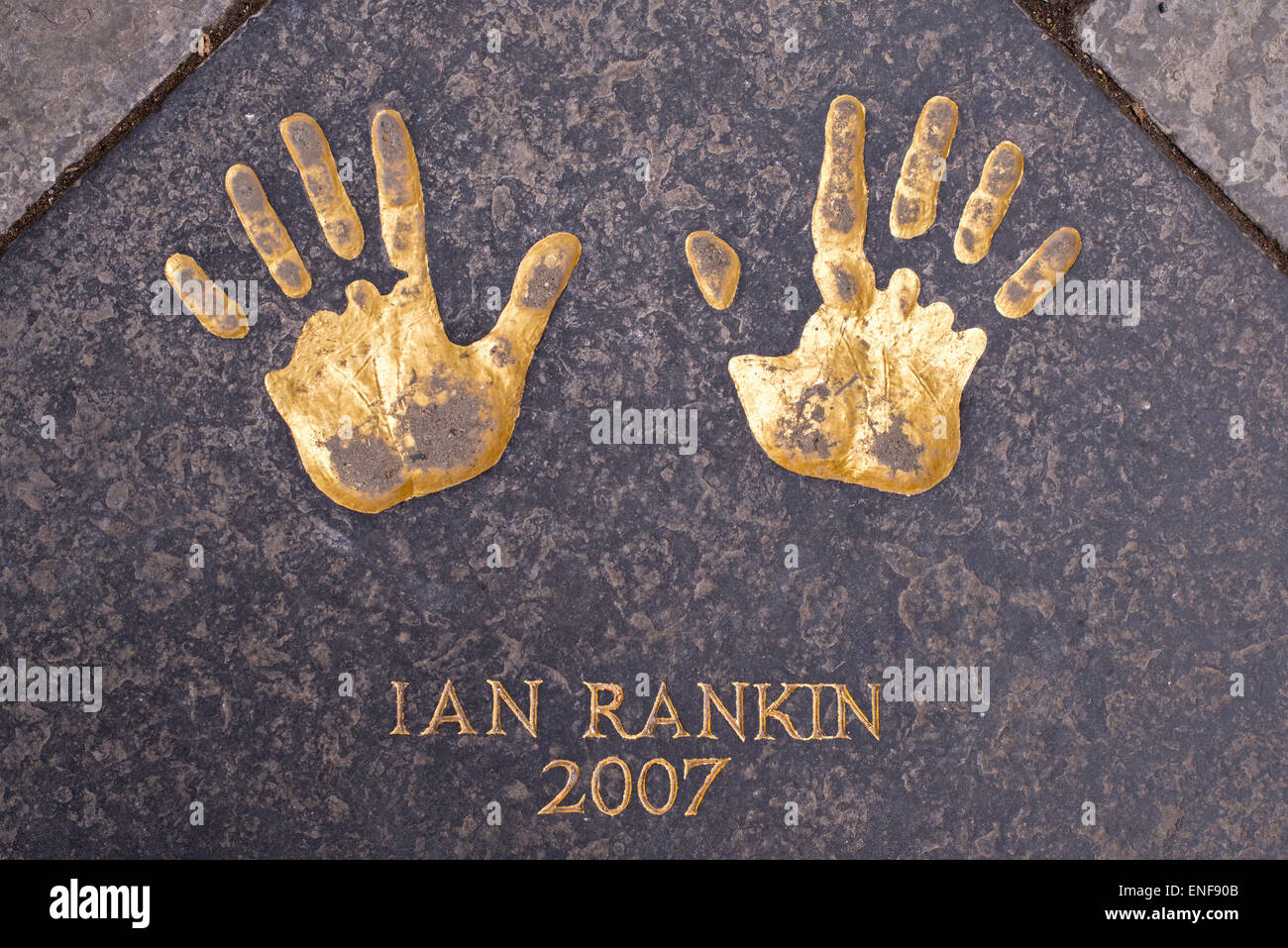 La mano di stampe di Ian Rankin riprodotta su un lastricato in City Chambers quadrangolo. Edinburgh, vincitore del Premio 2007. Foto Stock
