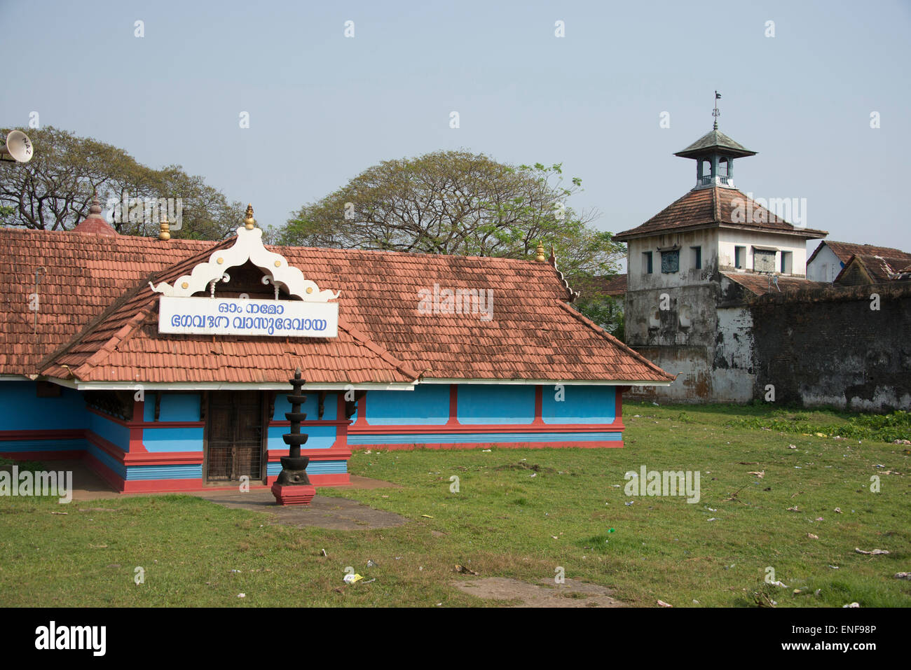 Un tempio indù di fronte ad una sinagoga ebraica di Paradesi a Fort Cochin, Kochi, Kerala, India. Foto Stock