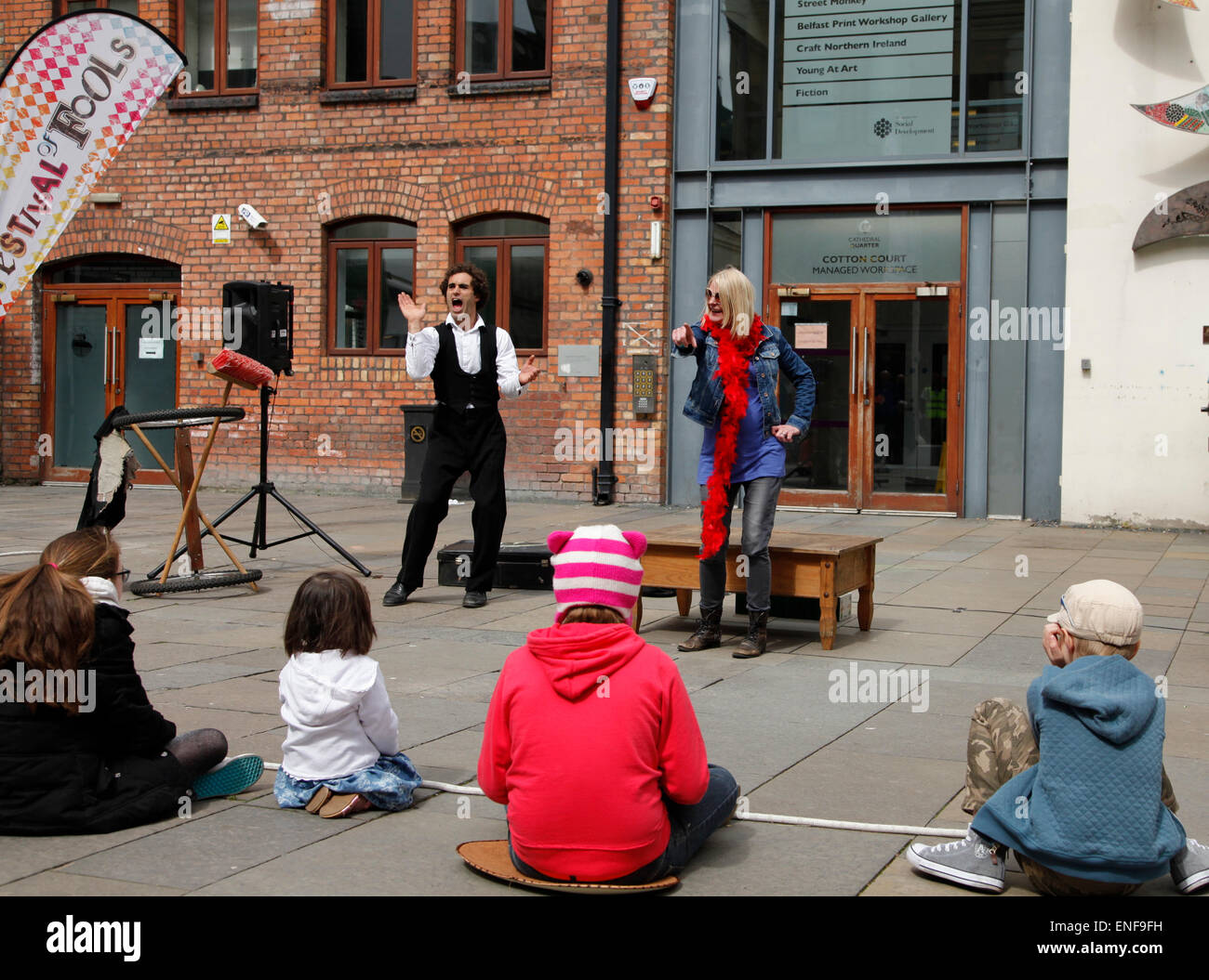Belfast, Irlanda del Nord, Regno Unito. Il 4 maggio 2015. Si esibiscono gli artisti di strada in tutta la città durante il Festival annuale degli stolti. Credito: J Orr/Alamy Live News Foto Stock