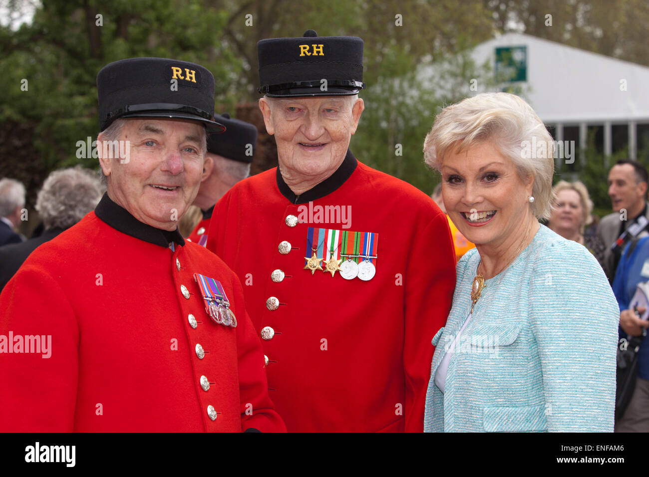 Il presentatore Angela Rippon con due pensionati di Chelsea. RHS Chelsea Flower Show 2012 - Giornata della stampa. Foto Stock