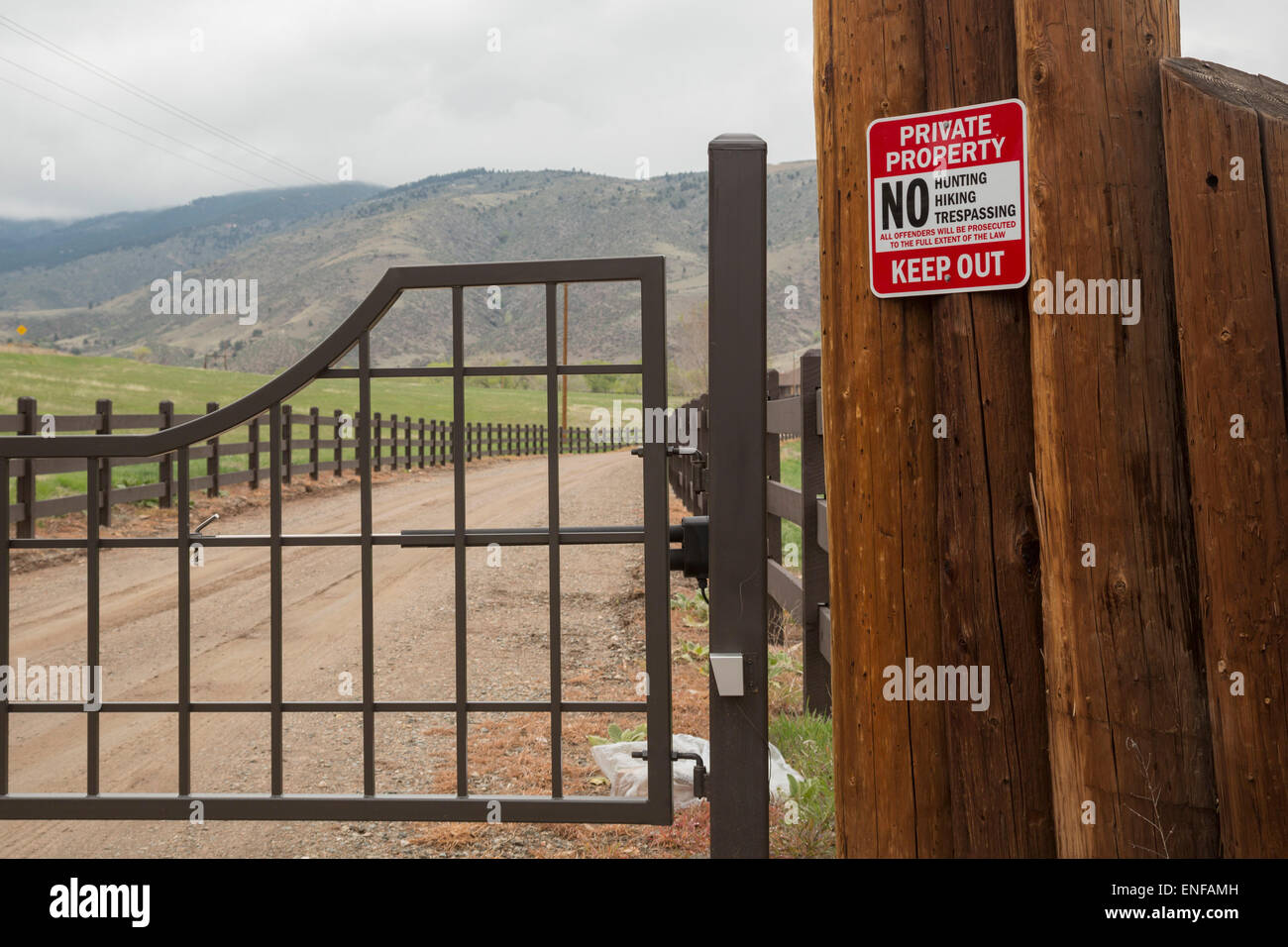 Masonville, Colorado - un segno inviato in un ranch sincronizzato ai piedi delle Montagne Rocciose mette in guardia contro la trasgressione. Foto Stock
