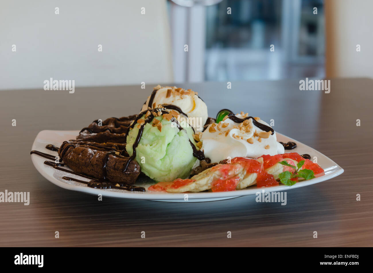 Gelati , cialde al cioccolato con salsa di cioccolato e panna montata Foto Stock