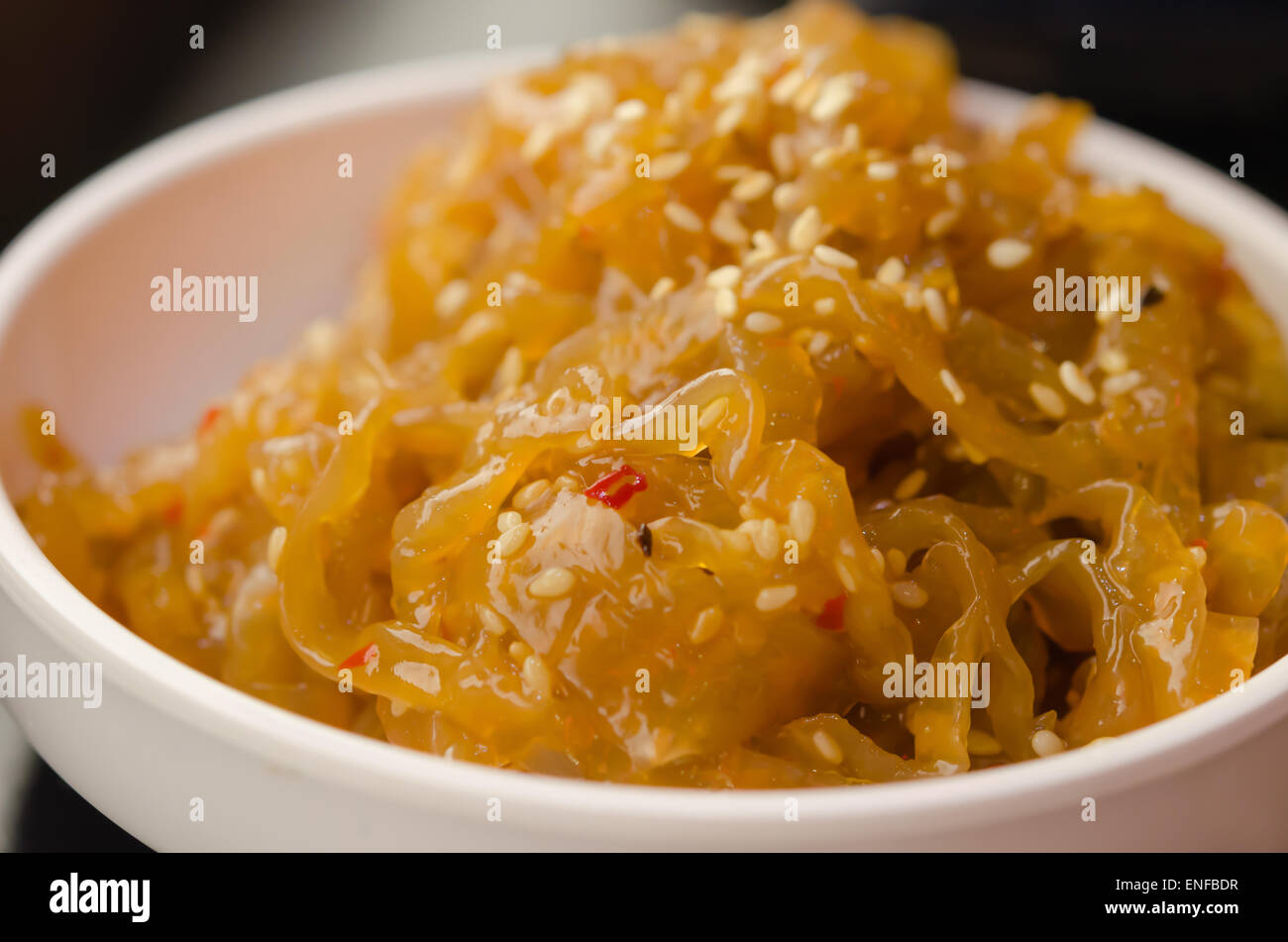 Sballottata gourmet meduse insalata in ciotola bianco , cucina cinese Foto Stock