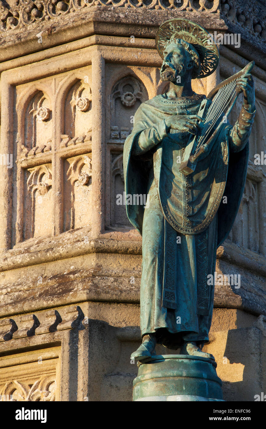 Monumenti. Una statuetta in bronzo di San Aldhelm, un dettaglio dal Vittoriano ornati Wingfield Digby Memorial, al di fuori di Sherborne Abbey in Dorset, Inghilterra. Foto Stock