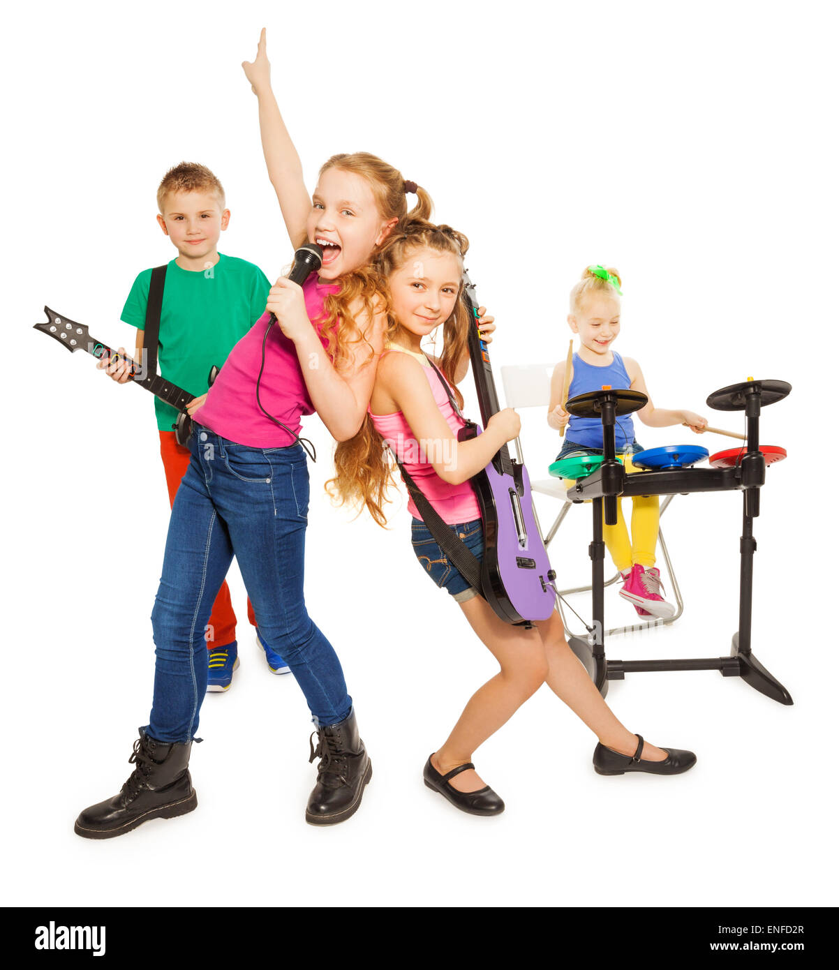 Ragazza di cantare e i bambini a giocare come gruppo rock Foto Stock