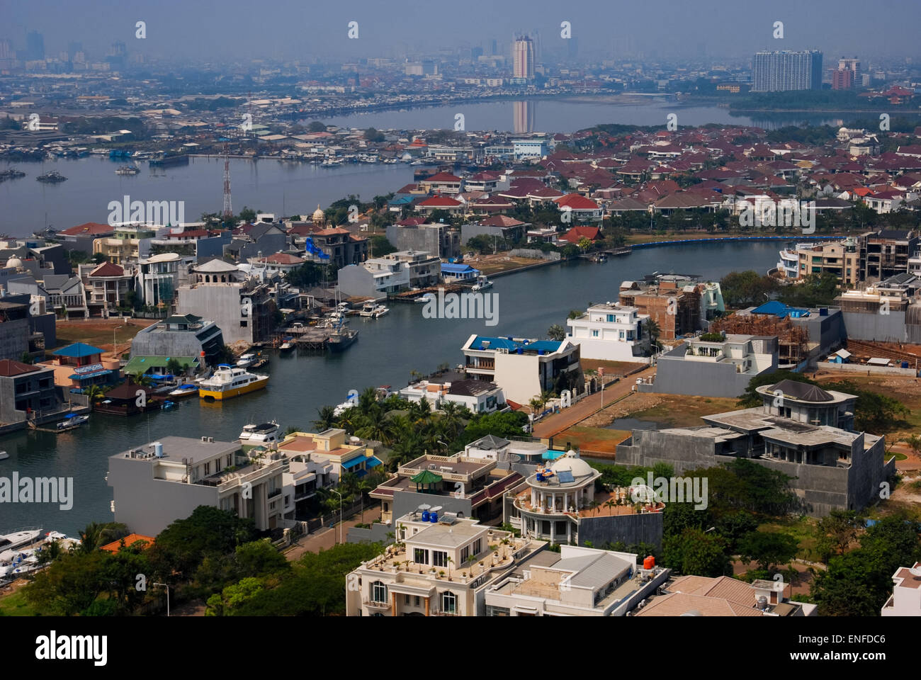 Paesaggio aereo della zona costiera di Giacarta, visto da una delle torri residenziali a Pantai Mutiara in Pluit, Giacarta, Indonesia. Foto Stock