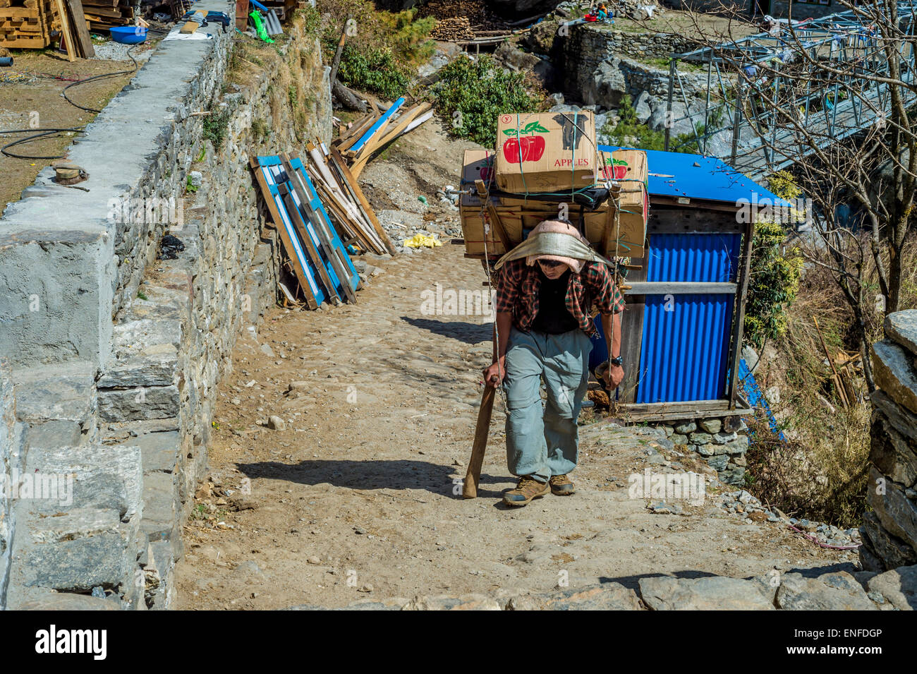 Vista frontale di un portiere nepalese, trasporta un carico pesante, il Nepal Foto Stock