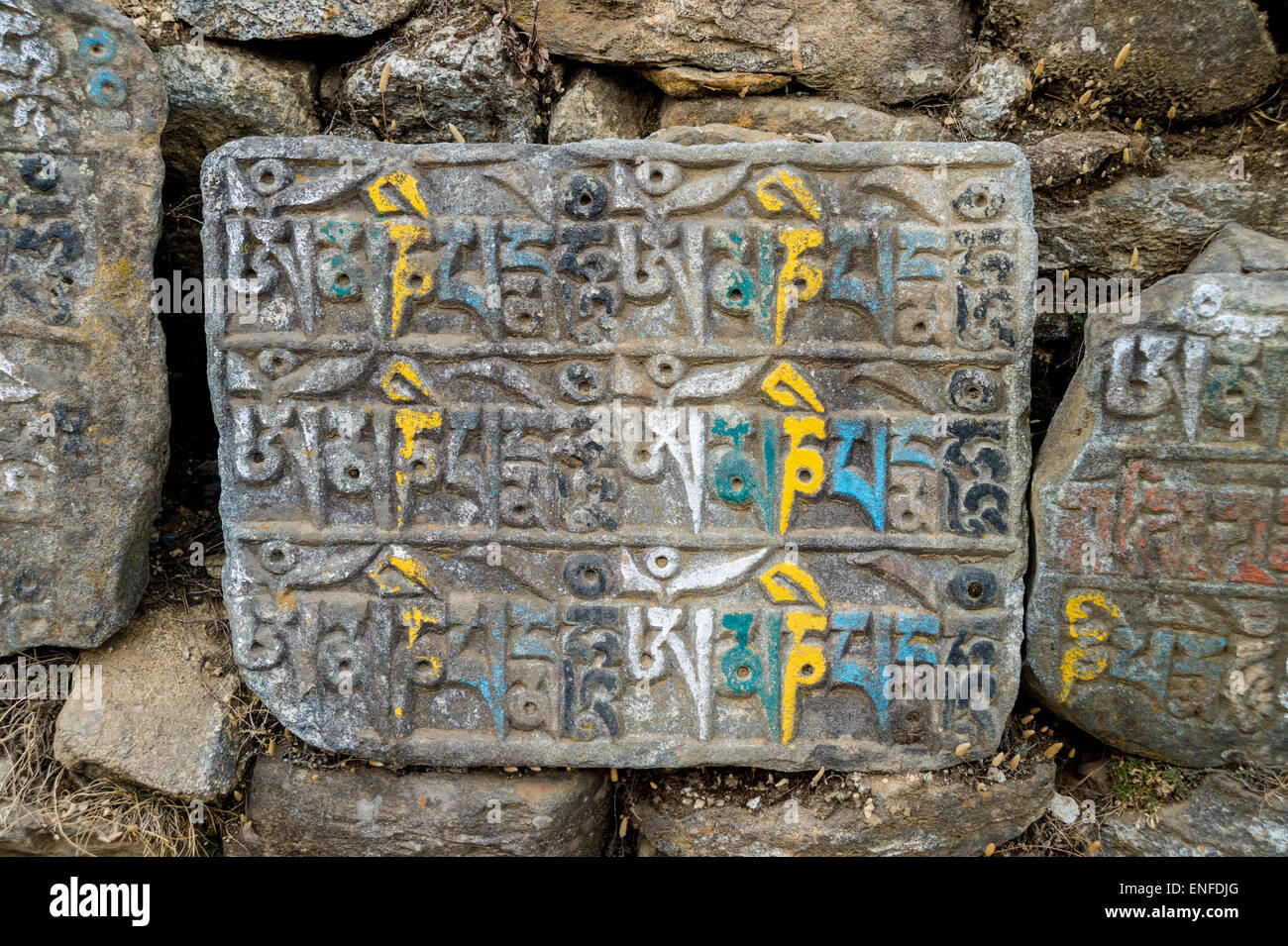 Vecchio mani pietre inscritte con un mantra buddista nella regione dell Himalaya, Nepal Foto Stock