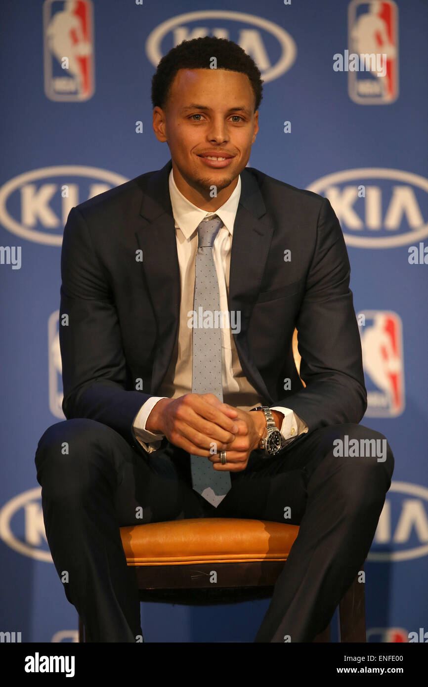 Oakland, CA. 04 Maggio, 2015. Steph Curry del Golden State Warriors riceve il 2014-15 NBA Most Valuable Player Award il Maggio 04, 2015 a Oakland, CA. © csm/Alamy Live News Foto Stock