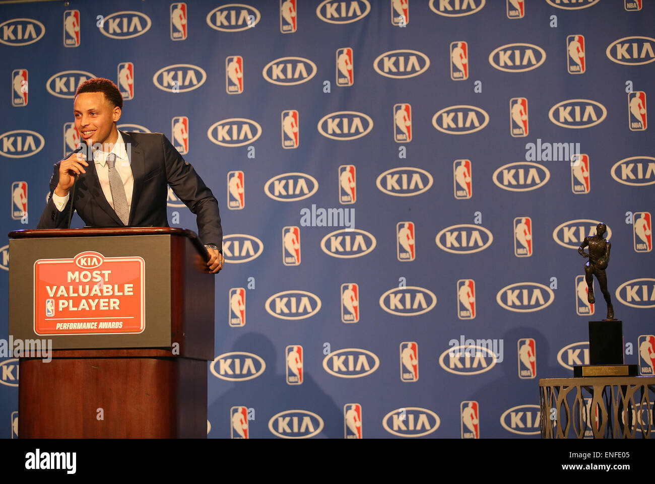 Oakland, CA. 04 Maggio, 2015. Steph Curry del Golden State Warriors riceve il 2014-15 NBA Most Valuable Player Award il Maggio 04, 2015 a Oakland, CA. © csm/Alamy Live News Foto Stock