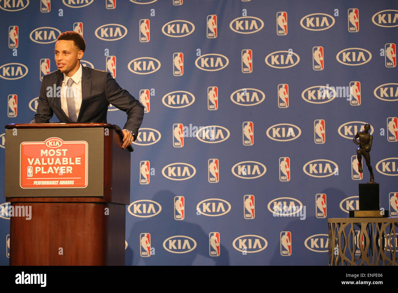 Oakland, CA. 04 Maggio, 2015. Steph Curry del Golden State Warriors riceve il 2014-15 NBA Most Valuable Player Award il Maggio 04, 2015 a Oakland, CA. © csm/Alamy Live News Foto Stock