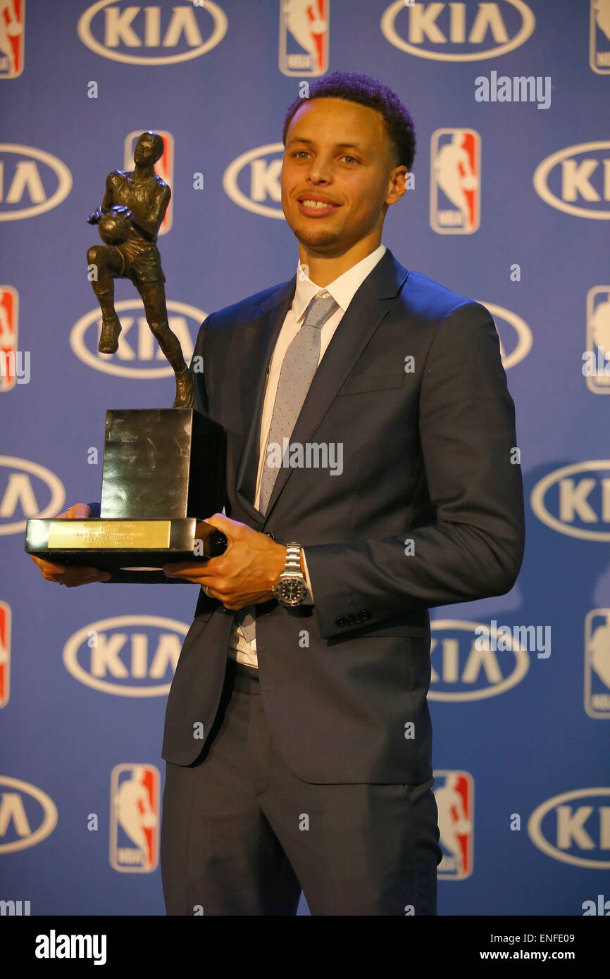 Oakland, CA. 04 Maggio, 2015. Steph Curry del Golden State Warriors riceve il 2014-15 NBA Most Valuable Player Award il Maggio 04, 2015 a Oakland, CA. © csm/Alamy Live News Foto Stock