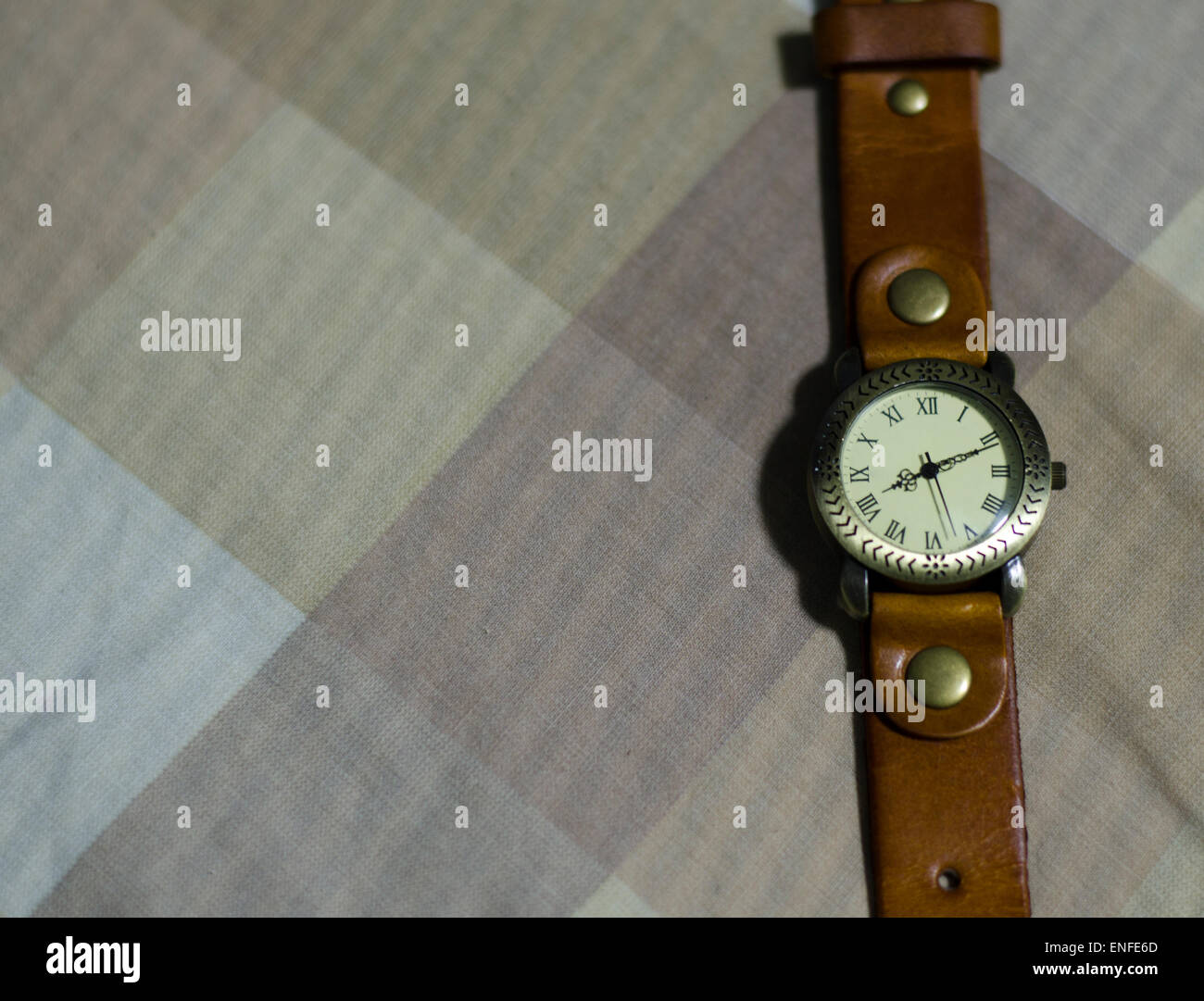 Classic orologio da polso sul tono marrone colore di sfondo Foto Stock