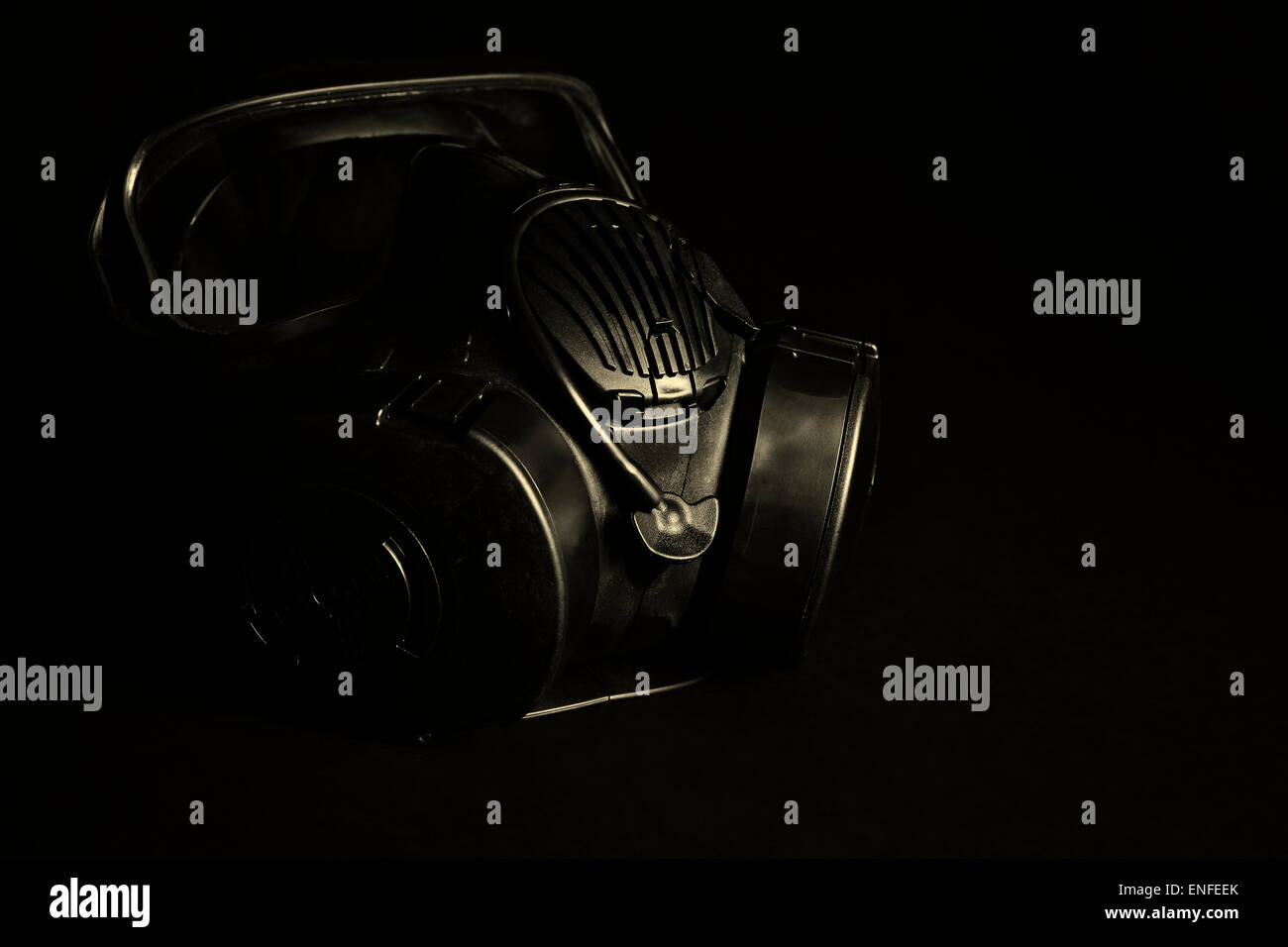 Nero maschera a gas con barattoli isolato su nero Foto Stock