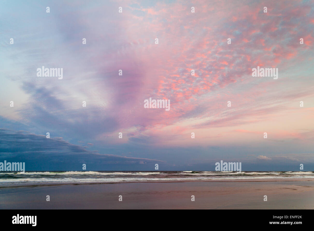 Bello e colorato tramonto sulla spiaggia di Daytona Beach, Florida. Foto Stock