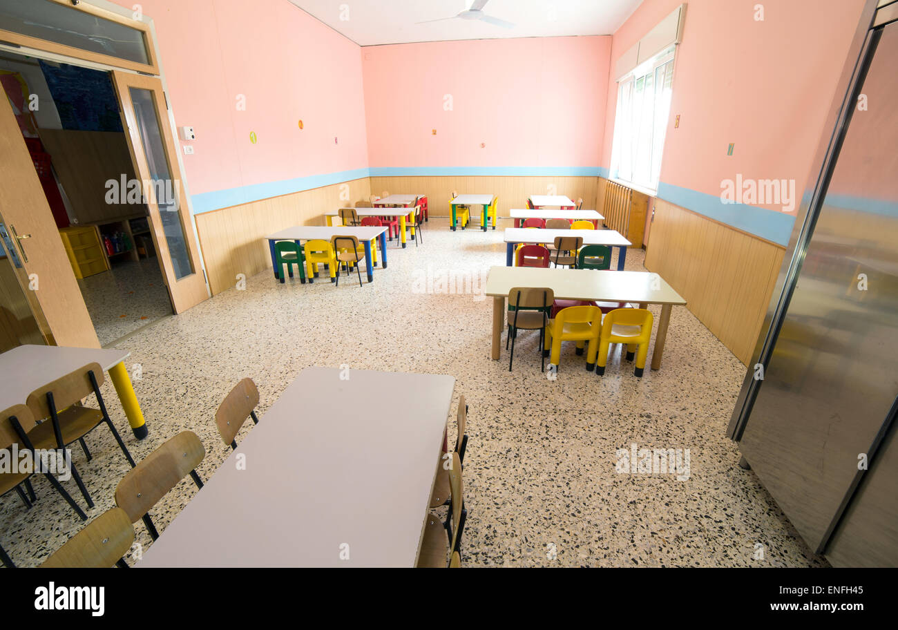 Le sedie e i tavoli in camera di una mensa refettorio della scuola materna Foto Stock