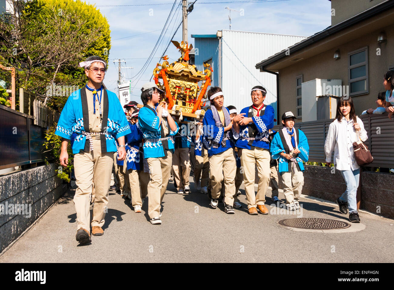 La parata annuale dei Genji a Tada, Giappone. Squadra di uomini prevalentemente giovani che sollevano e trasportano un mikoshi, un santuario portatile attraverso la strada stretta. Foto Stock