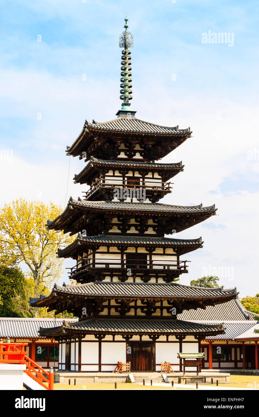 Giappone, Nara, tempio di Yakushiji. La pagoda orientale, Toto, una di due, risalente al XII secolo Hakuho periodo con sfondo di cielo blu. Foto Stock