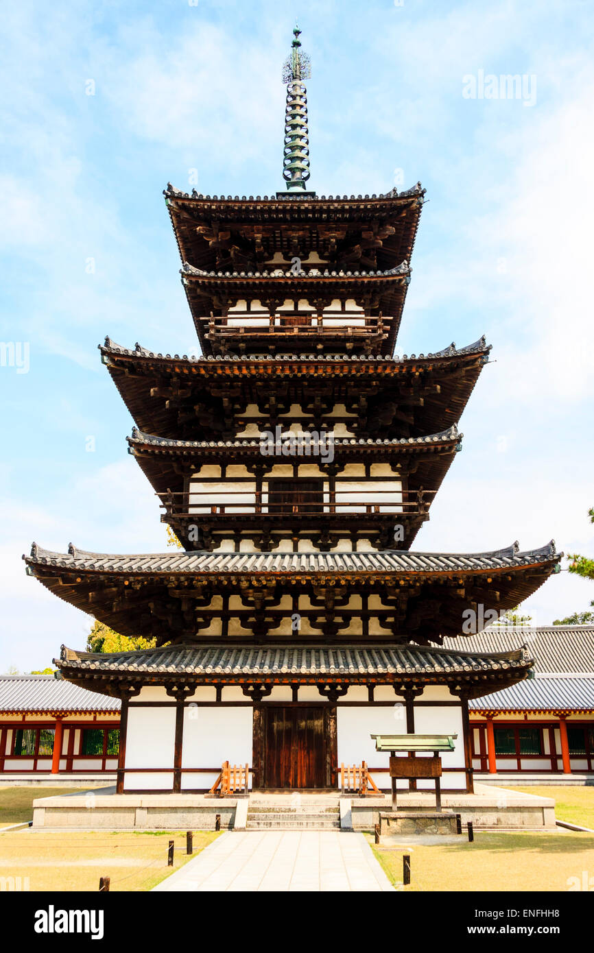 Giappone, Nara, tempio di Yakushiji. La pagoda orientale, Toto, una di due, risalente al XII secolo Hakuho periodo con sfondo di cielo blu. Foto Stock