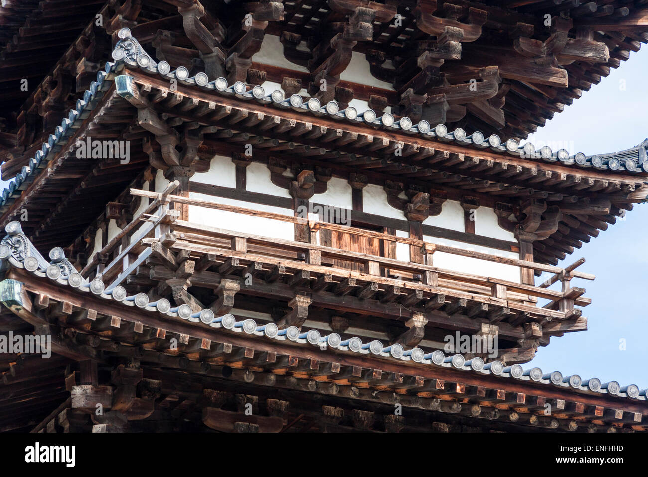 Giappone, Nara, tempio di Yakushiji. La pagoda orientale, Toto, risalente al XII secolo del periodo Hakuho. Primo piano dettagli architettonici del balcone. Foto Stock