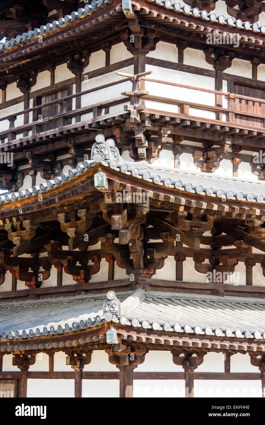 Giappone, Nara, tempio di Yakushiji. La pagoda orientale, Toto, una di due, risalente al XII secolo Hakuho periodo. Primo piano architettura dettaglio dei tetti. Foto Stock