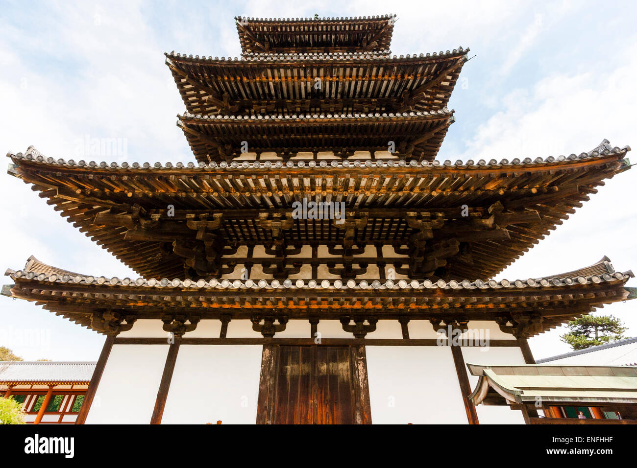 Giappone, Nara, tempio di Yakushiji. Guardando direttamente sulla pagoda Est, Toto, uno dei due, risalente al XII secolo del periodo Hakuho. Cielo blu. Foto Stock