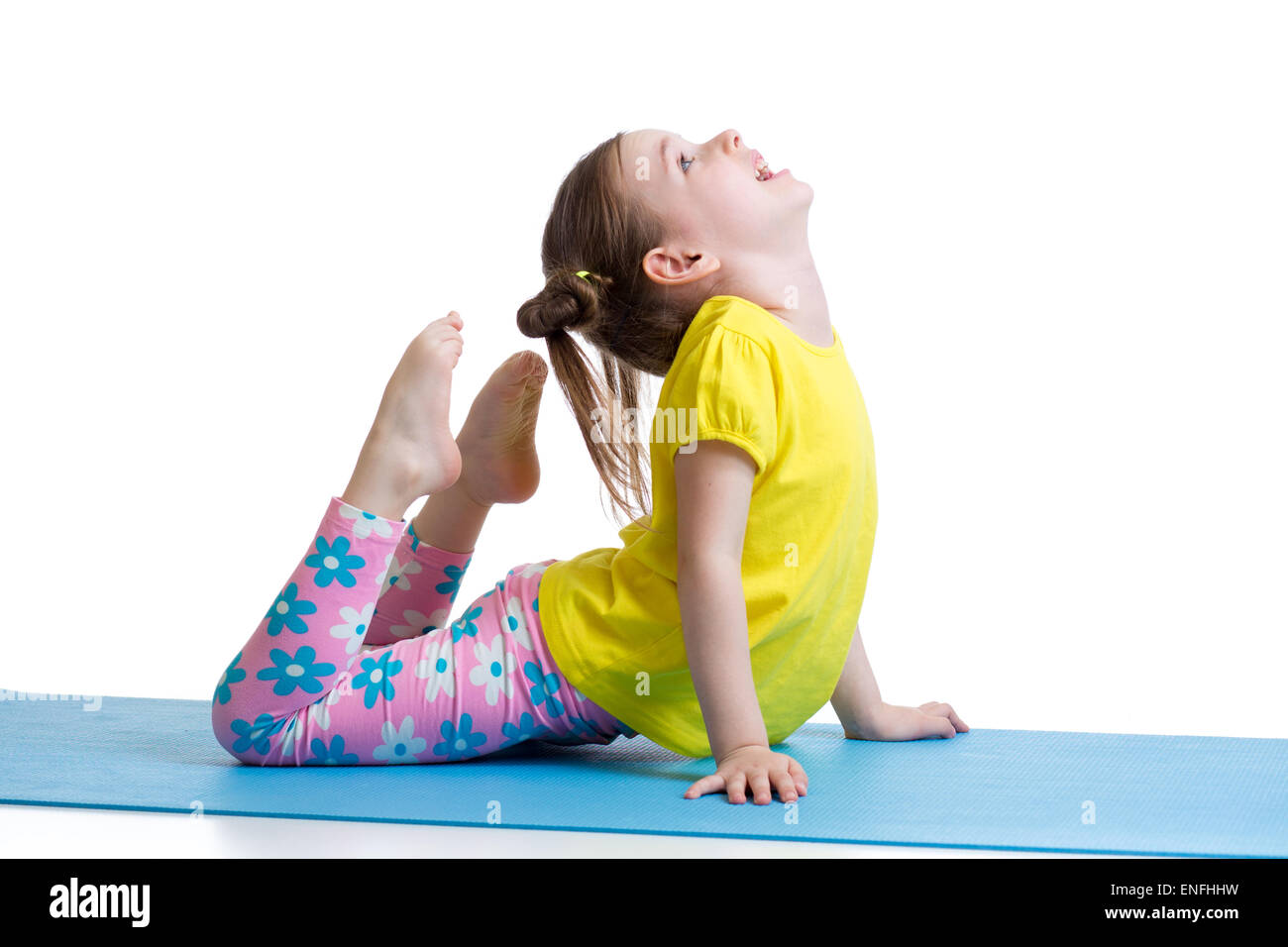 Bambino ragazza facendo esercizi ginnici sul tappeto isolato Foto Stock