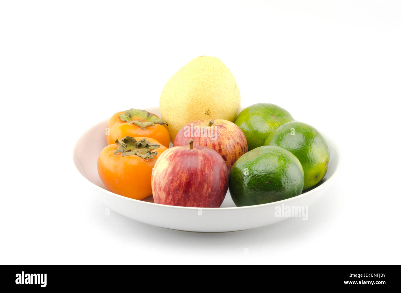 Pera cinese di mela verde e arancione persimon sul piatto bianco isolato su sfondo bianco Foto Stock
