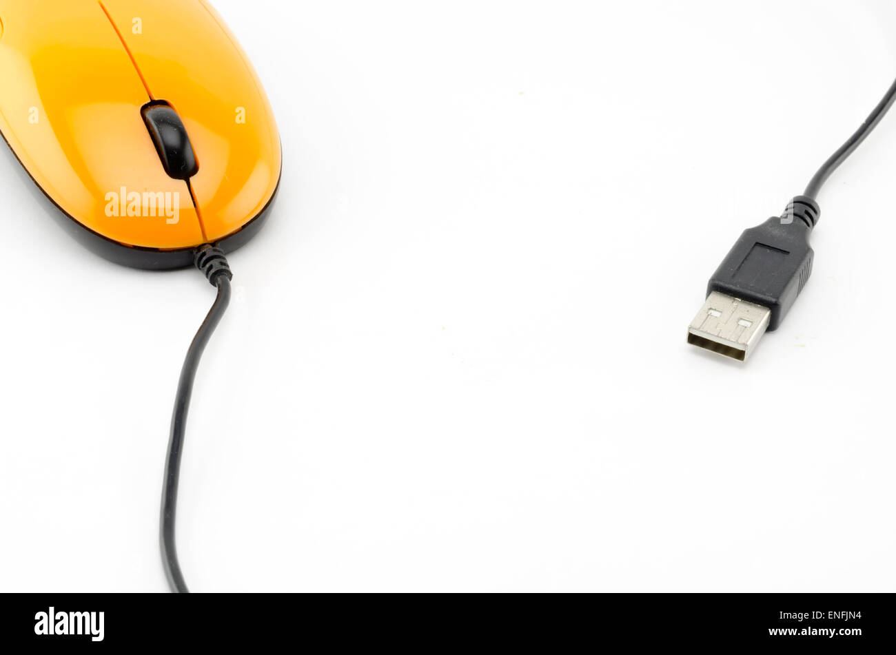 Arancione Il mouse del computer isolati su sfondo bianco Foto Stock