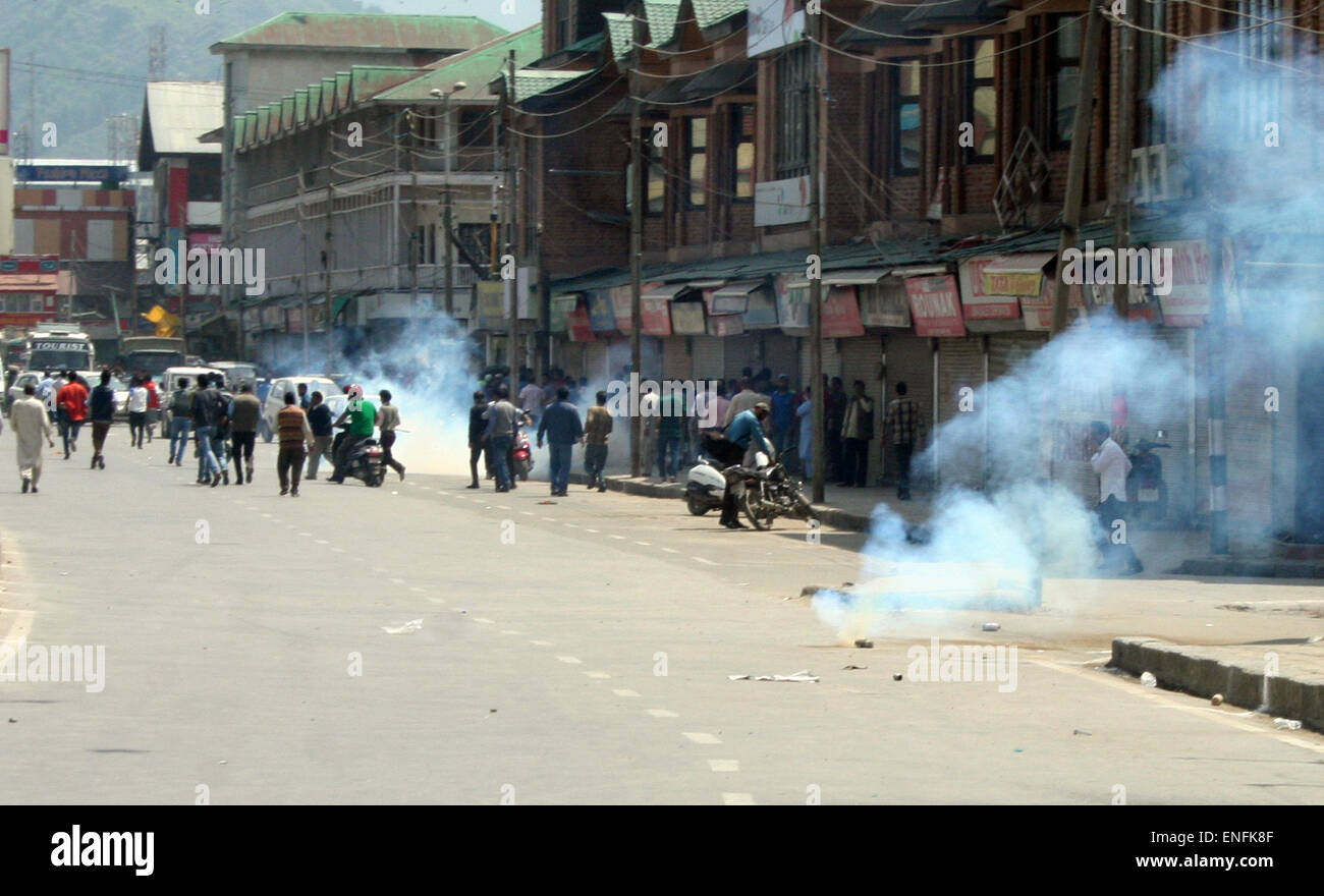 Srinagar Kashmir. Il 5 maggio, 2015. Gli operatori del Kashmir eseguire per coperchio dopo la polizia indiana fire tesr guscio verso il Kashmir commercianti durante la protesta e Kashmir Bandh nel frattempo, ribadendo la sua chiamata per il Kashmir Bandh il 5 di maggio quando il segretariato civile è la riapertura nella capitale estiva,Presidente, KTMF, Muhammad Yaseen appellato traders di fraternità per rendere lo sciopero chiamare un successo."In questo momento di crisi quando migliaia di interessati dalle inondazioni i commercianti hanno pianto per compensazione, abbiamo tutti bisogno di rimanere uniti e lottare insieme per le nostre esigenze," Khan detto credito: Sofi Suhail/Alamy Live News Foto Stock