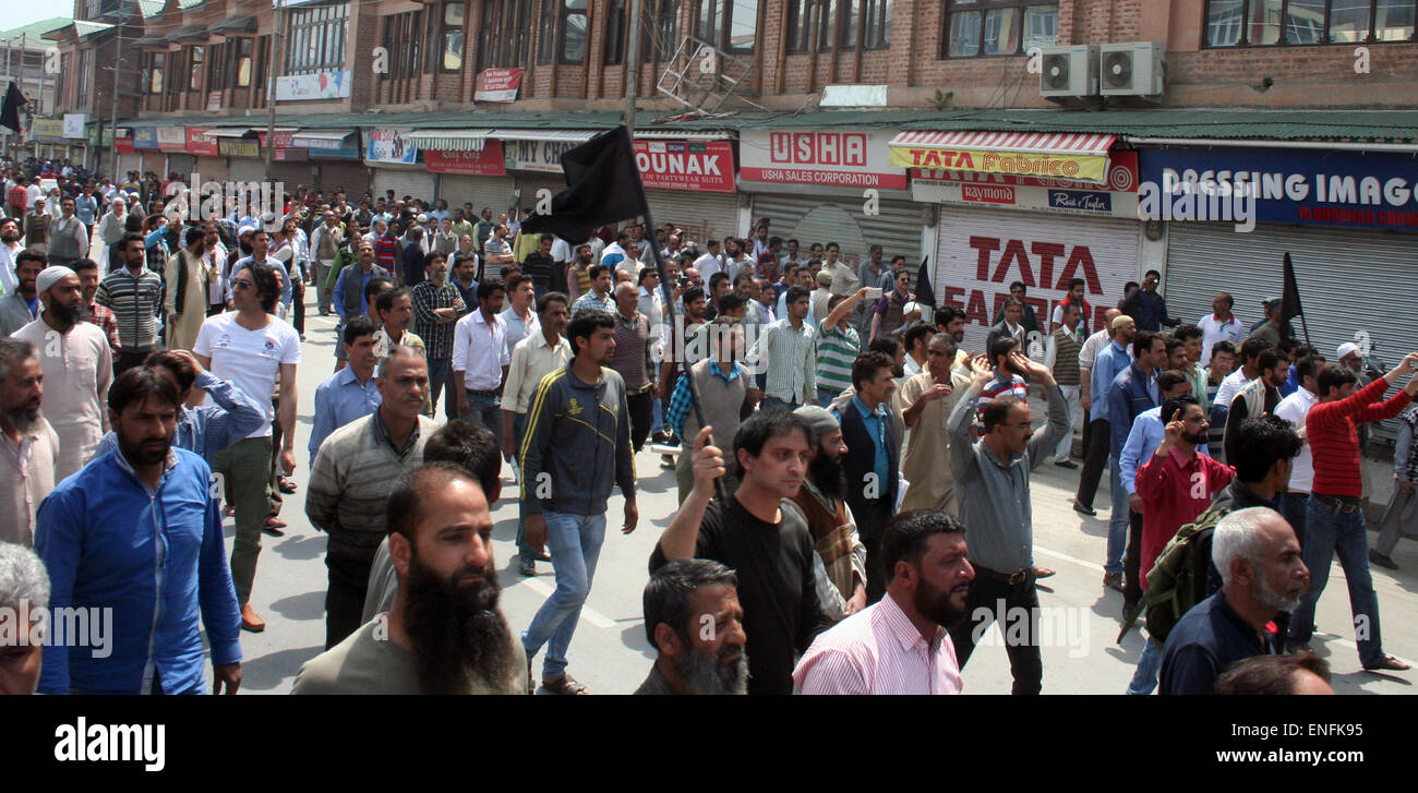 Srinagar Kashmir. Il 5 maggio, 2015. Srinagar, Indiano Kashmir amministrato:05 maggio .kashmir commercianti durante la protesta e Kashmir Bandh nel frattempo, ribadendo la sua chiamata per il Kashmir Bandh il 5 di maggio quando il segretariato civile è la riapertura nella capitale estiva,Presidente, KTMF, Muhammad Yaseen appellato traders di fraternità per rendere lo sciopero chiamare un successo."In questo momento di crisi quando migliaia di interessati dalle inondazioni i commercianti hanno pianto per compensazione, abbiamo tutti bisogno di rimanere uniti e lottare insieme per le nostre esigenze," Khan detto credito: Sofi Suhail/Alamy Live News Foto Stock