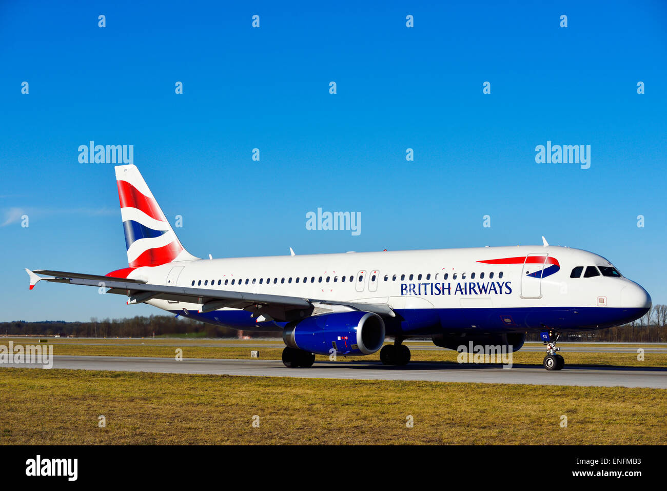 British Airways Airbus A320 in rotolamento sulla pista di rullaggio verso la pista, Aeroporto di Monaco di Baviera Franz Josef Strauß, Erding, Monaco di Baviera Foto Stock
