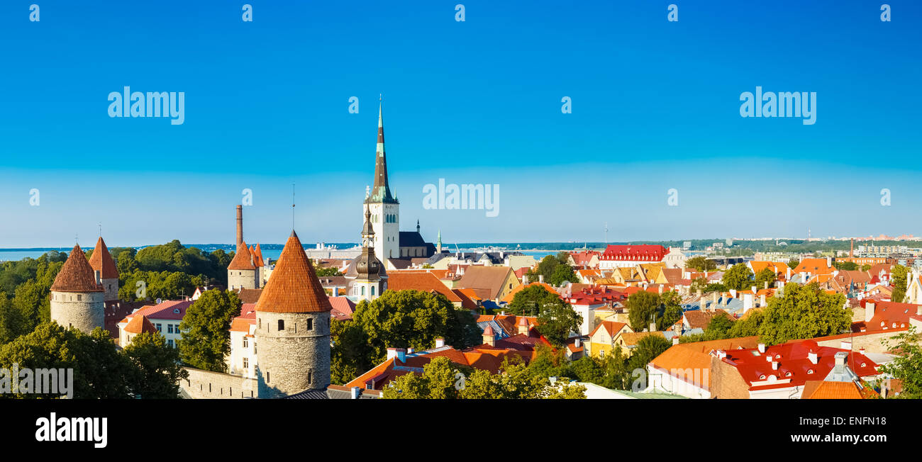 Panorama panoramica vista panoramico paesaggio Città Vecchia Tallinn in Estonia Foto Stock