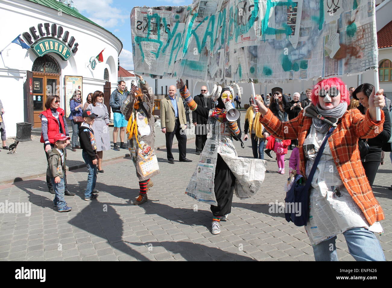 Funny clown mostra su ||| Minsk Forum dei teatri di strada, può, Minsk, 2015 Foto Stock