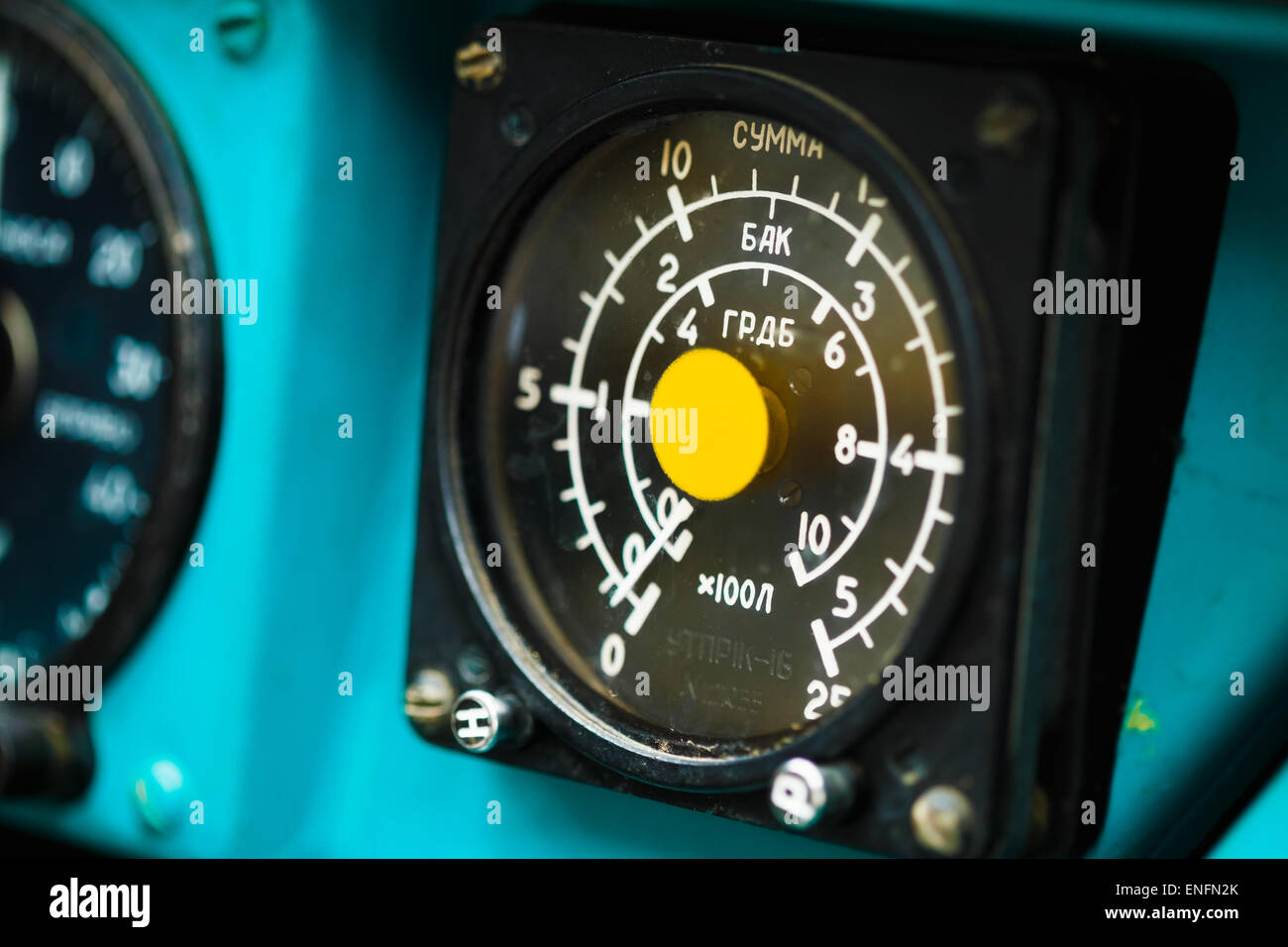 Close-up di alcuni strumenti in un elicottero cockpit in Mi-24. Il Mil Mi-24 è un grande elicottero gunship e attacco elicottero Foto Stock