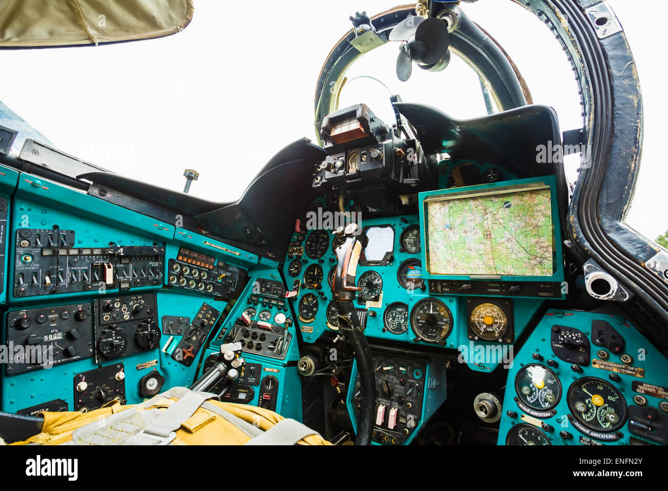 BOROVAJA, Bielorussia - Giugno 04, 2014: Close-up di alcuni strumenti in un elicottero cockpit in Mi-24. Il Mil Mi-24 è una grande helic Foto Stock