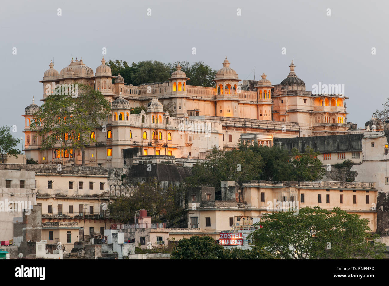 Palazzo di Città del Maharaja sul lago Pichola, Udaipur, Rajasthan, India Foto Stock