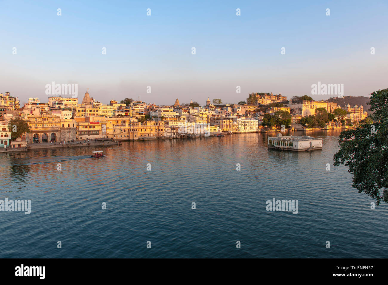 Il centro storico e il palazzo della città sul lago Pichola, Udaipur, Rajasthan, India Foto Stock