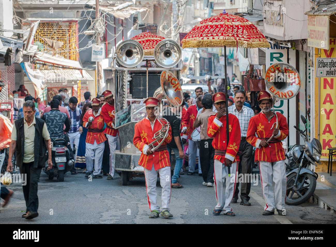 I musicisti in una street parade, Udaipur, Rajasthan, India Foto Stock