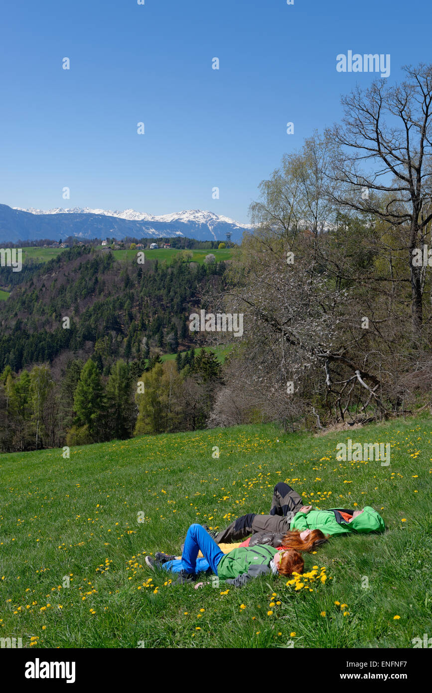 Gli escursionisti avente un resto, vicino Wolfsgruben, Soprabolzano sul Renon Renon, Bolzano, Alto Adige, Italia Foto Stock