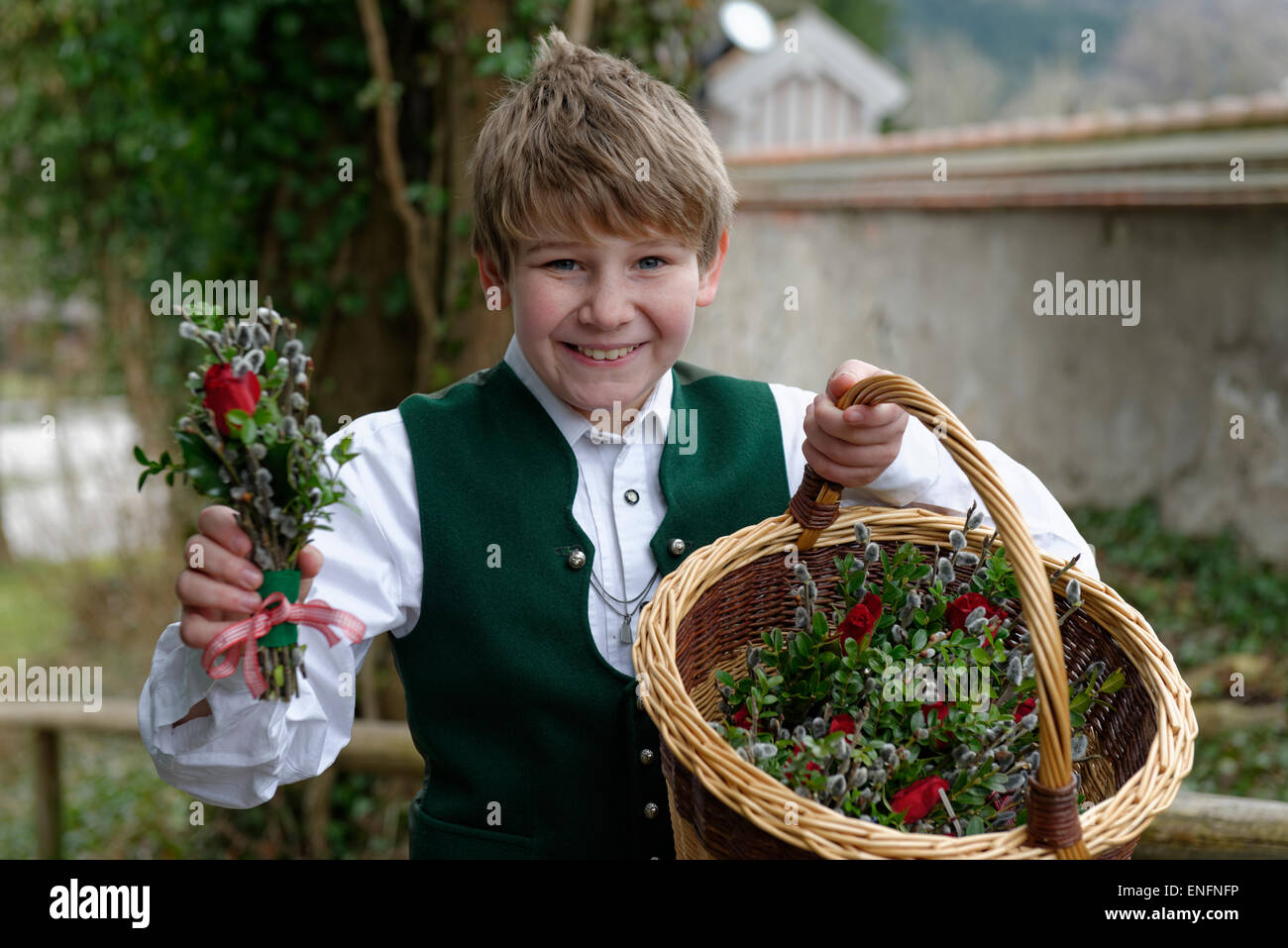 Ragazzo con rami di palma, benedizione delle palme, Domenica delle Palme, la Settimana Santa e la Pasqua, Bad Heilbrunn, Alta Baviera, Baviera, Germania Foto Stock