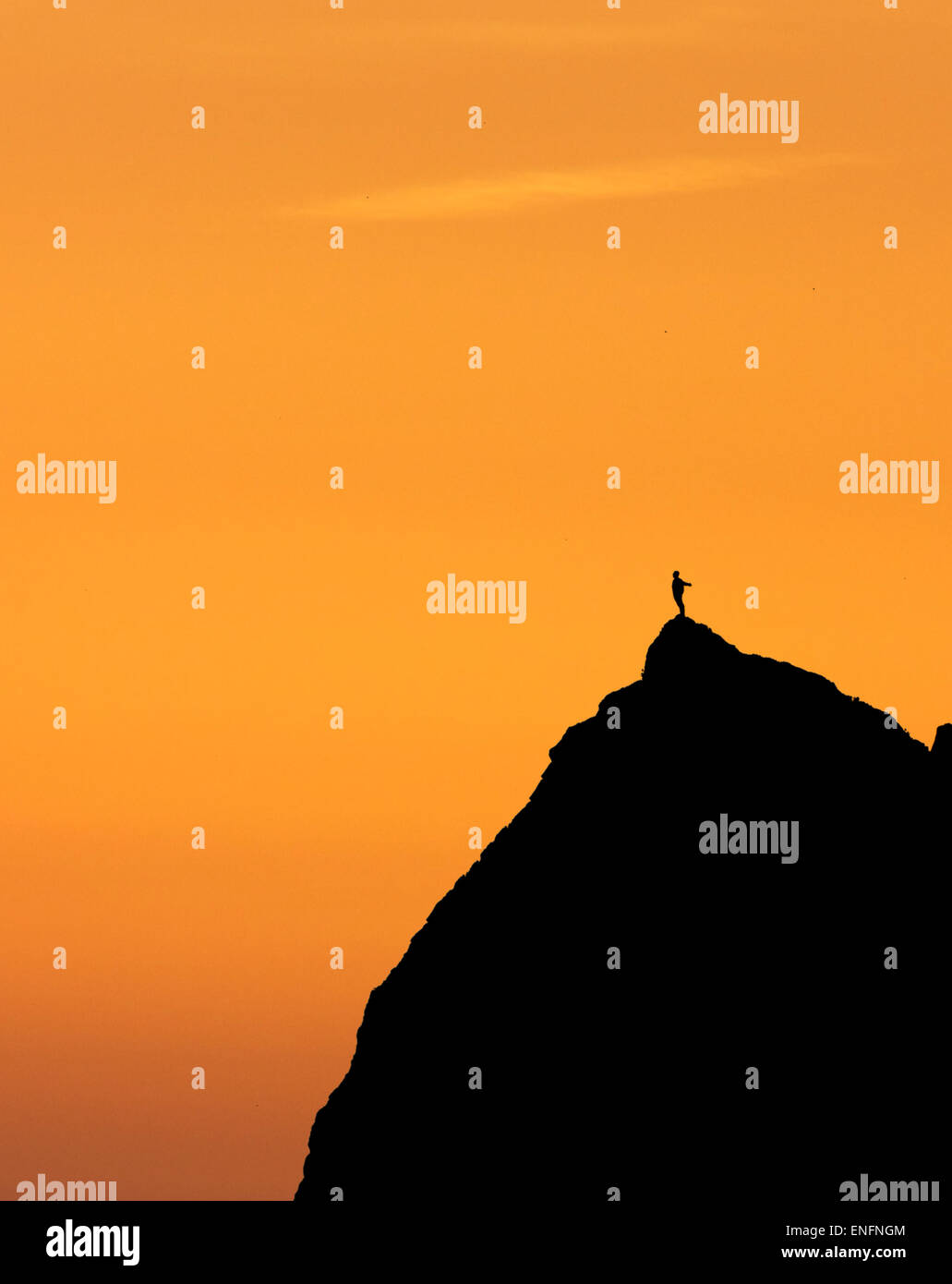 Silhouette che mostra il successo con sfondo cielo Foto Stock